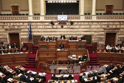 Grèce: le Parlement adopte les réformes controversées des retraites et de l’impôt - ảnh 1